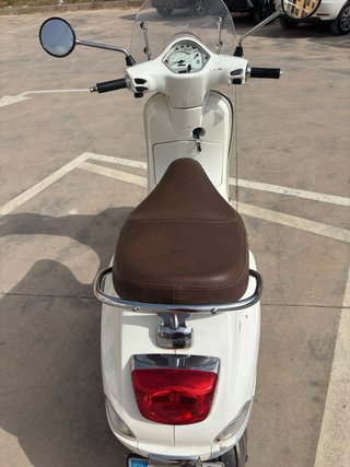 Vespa Blanca Scooter