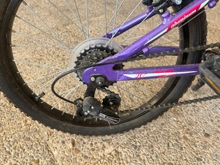 Bicicleta niña 20” morada suspensión delantera