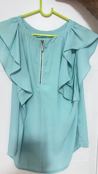 Blusa celeste con volante