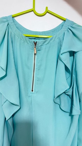 Blusa celeste con volante
