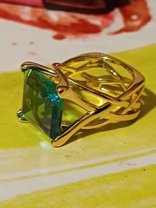 Anello quadrato con pietra blu