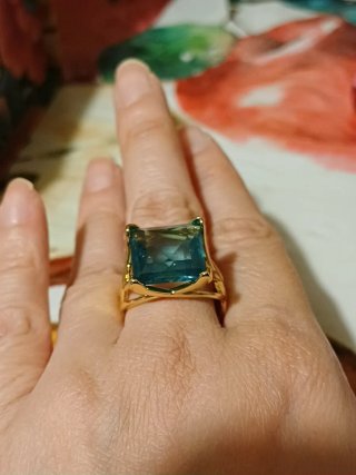 Anello quadrato con pietra blu