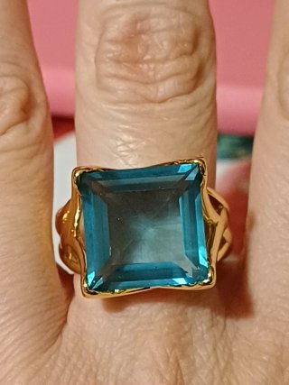 Anello quadrato con pietra blu