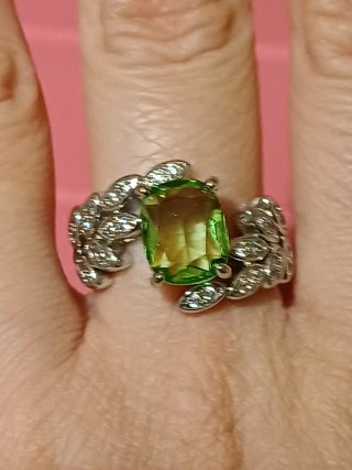 Elegante anello con pietra verde