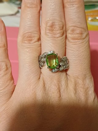 Elegante anello con pietra verde