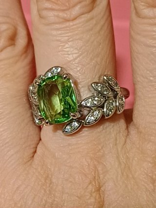 Elegante anello con pietra verde