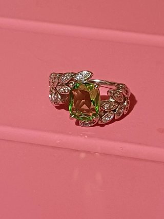 Elegante anello con pietra verde