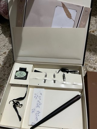 Set di calligrafia con penne e inchiostro