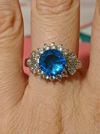Elegante anello azzurro con zirconi