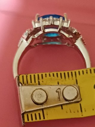 Elegante anello azzurro con zirconi