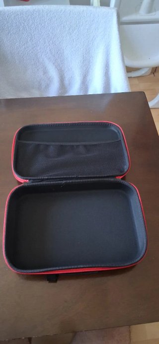Estuche rígido, negro con ribete rojo