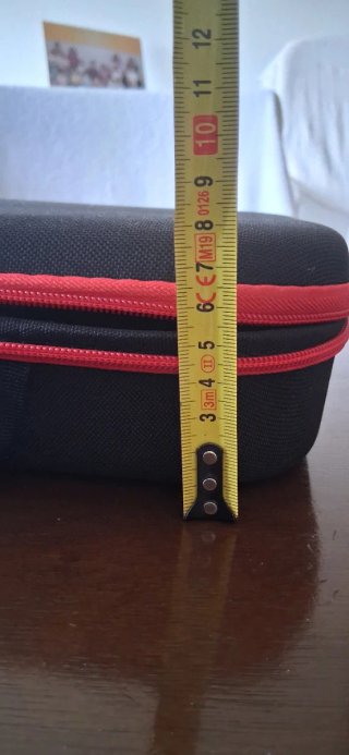 Estuche rígido, negro con ribete rojo