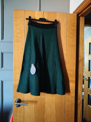 Falda midi punto pata gallo verde y negra