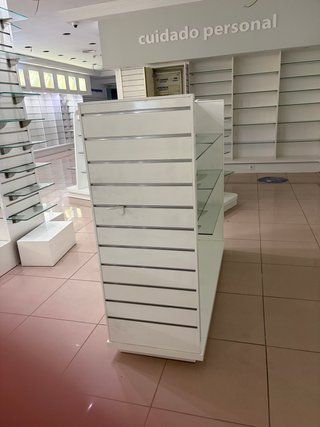 Góndola Central con Panel de Lamas y Cristales