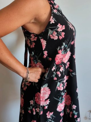 Vestido floral negro y rosa