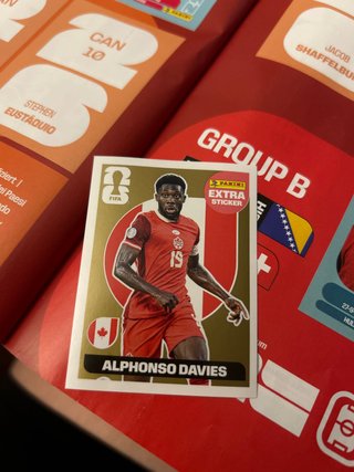 Cromo Alphonso Davies Extra Gold Mundial 2026