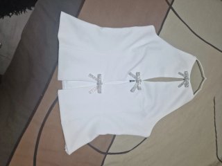 Top blanco Zara con lazos brillantes