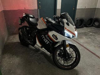 Mitt 125 GP Deportiva Negra y Blanca