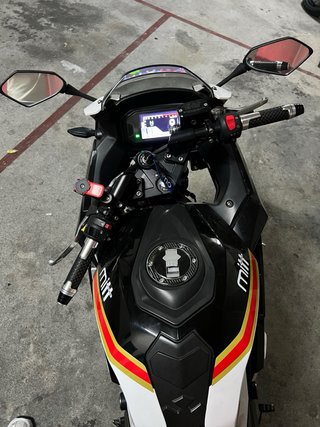 Mitt 125 GP Deportiva Negra y Blanca