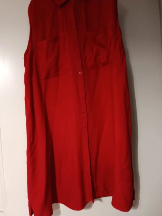 Camisa roja sin mangas