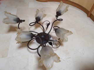 Lámpara de forja marron con tulipas de cristal