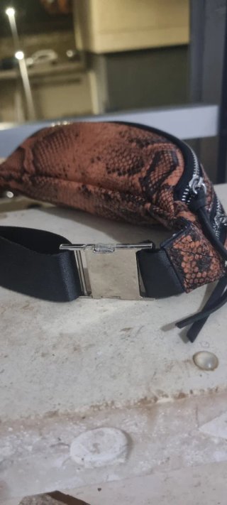 Riñonera marrón estampado piel