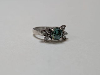 Anello in Argento con Moissanite Verde Centrale