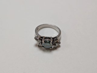 Anello in Argento con Moissanite Verde Centrale