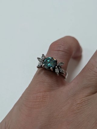 Anello in Argento con Moissanite Verde Centrale