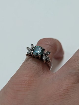 Anello in Argento con Moissanite Verde Centrale