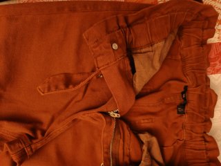 Pantalones de vestir negros y marrones