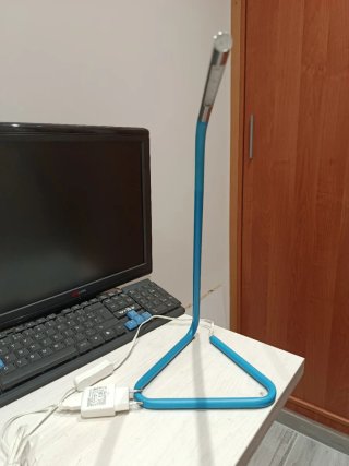 Lámpara de escritorio LED azul
