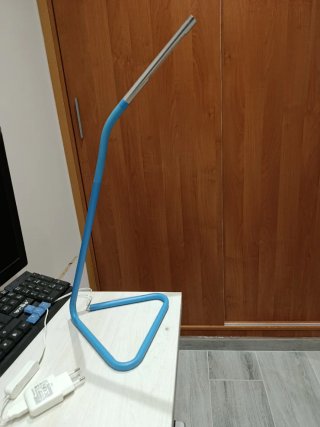 Lámpara de escritorio LED azul