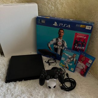PS4 Slim 1TB Negra + FIFA 19 y FIFA 20