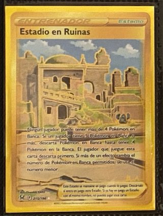 Carta Pokémon Estadio en Ruinas 215/196 DORADA