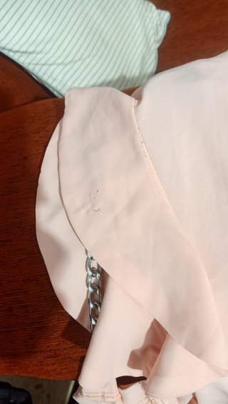 Blusa rosa con volantes y cadena
