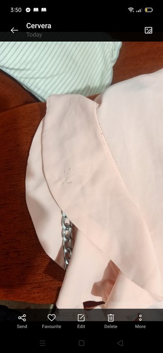 Blusa rosa con volantes y cadena