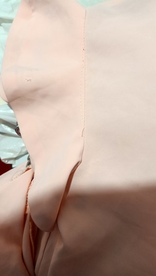 Blusa rosa con volantes y cadena