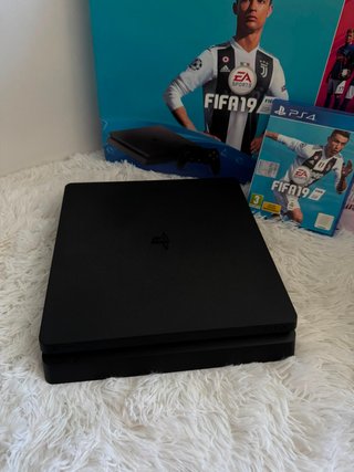 PS4 Slim 1TB Negra + FIFA 19 y FIFA 20