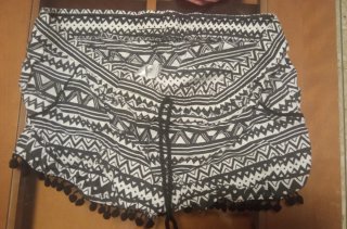 Shorts étnicos blancos y negros con pompones