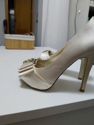 Tacones de novia plateados y blancos