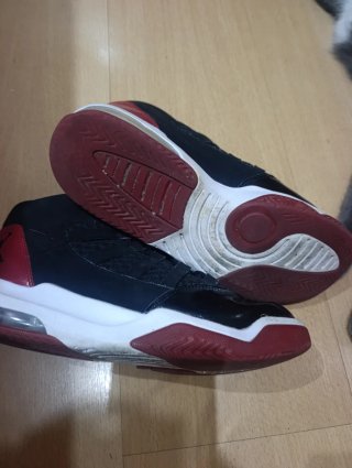 Zapatillas Jordan Negras y Rojas Talla 39