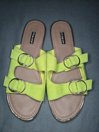 Sandalias amarillas T.41