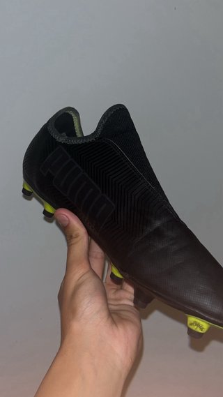 Botas de fútbol Puma negras y amarillas
