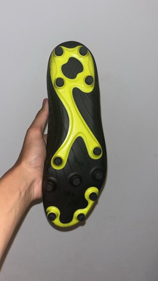 Botas de fútbol Puma negras y amarillas