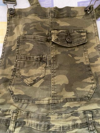 Peto corto militar camuflaje con varios bolsillos.