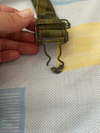 Peto corto militar camuflaje con varios bolsillos.