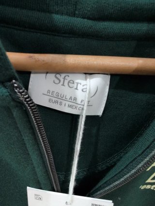 Sudadera Sfera Verde con etiqueta