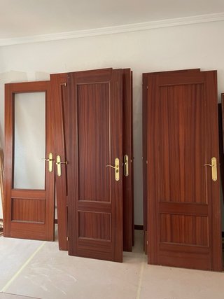 Puertas de madera con manilla dorada