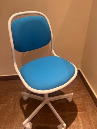 Silla infantil azul con ruedas